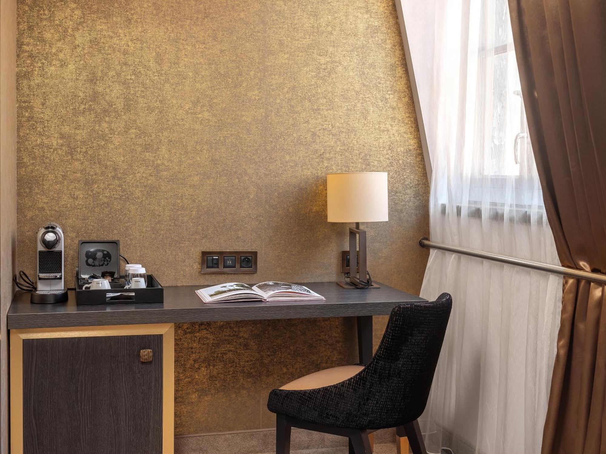 Niepce Paris, Curio Collection By Hilton Hotel