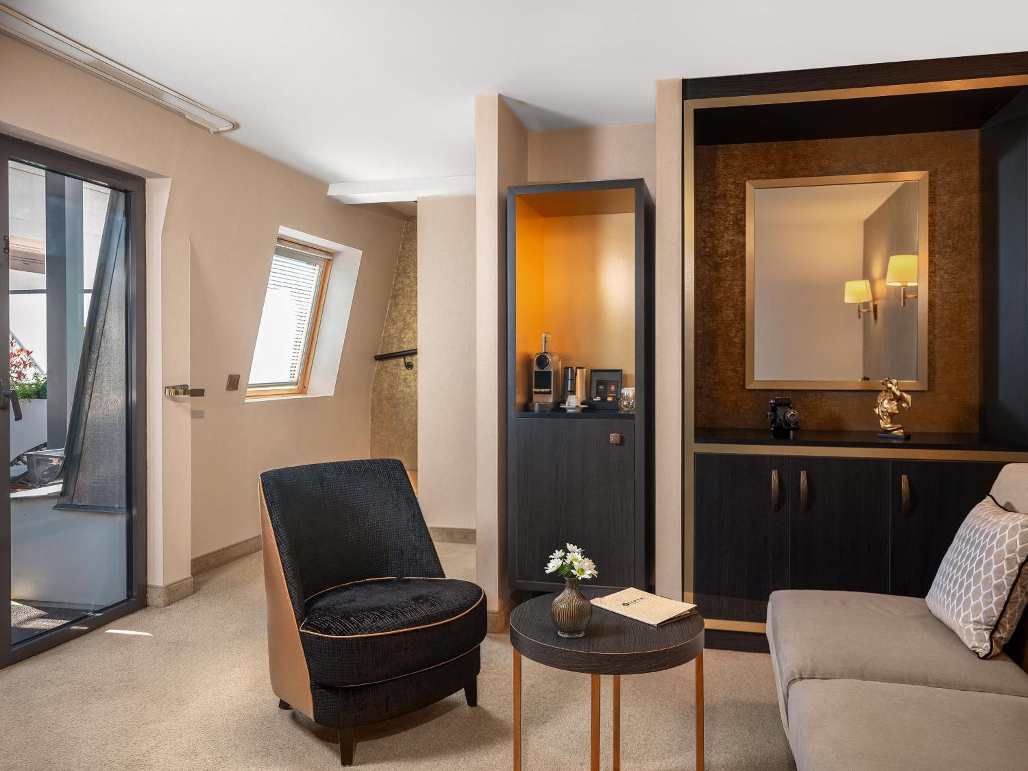 Niepce Paris, Curio Collection By Hilton Hotel