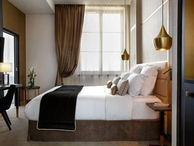 Niepce Paris, Curio Collection By Hilton Parigi